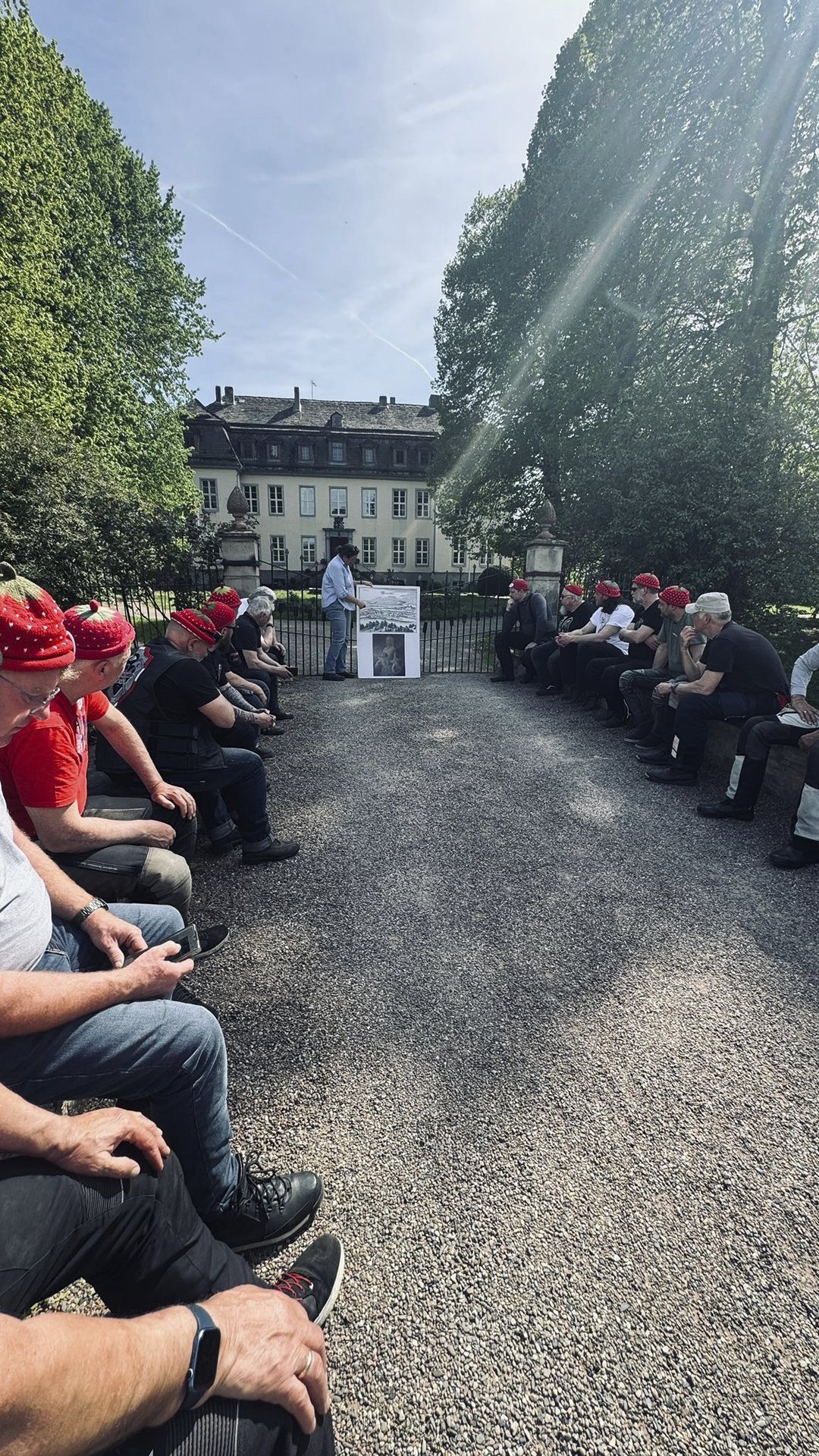Die Brr. beim Rittergut Meinbrexdn - Foto: Masonic Biker 