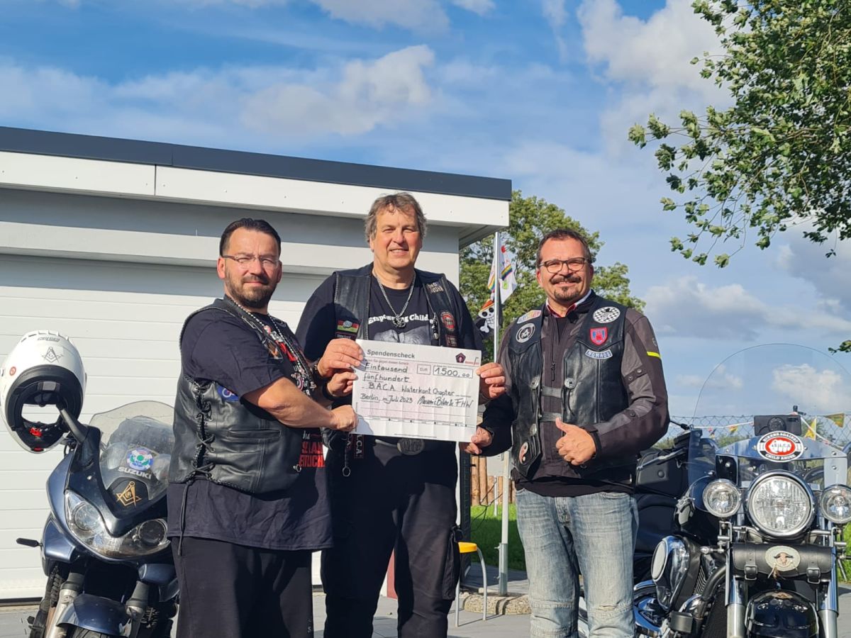 Spendenüberbage der Masonic Biker Nord an Bikers Against Child Abuse