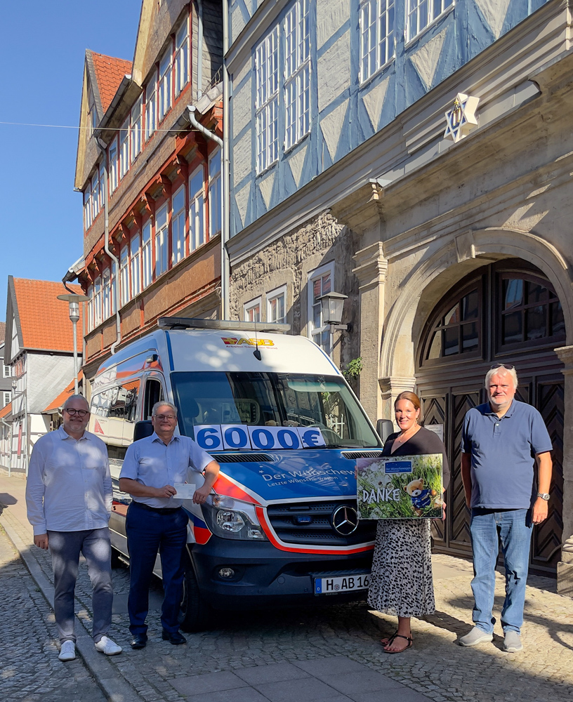 Spendenübergabe Wünschewagen - v.l.n.r: Björn Reckewell, Volker Rasche, Julia Meisenburg (ASB / Wünschewagen), Harald Mikat